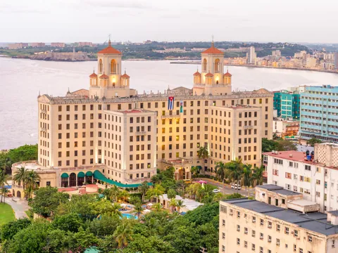 Fachada del Hotel Nacional de Cuba desde sus jardines, con banderas y arquitectura de estilo ecléctico.