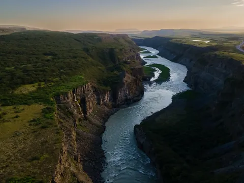 Cañón del río Hvítá en el Círculo Dorado de Islandia, con vistas aéreas del valle y acantilados verdes.