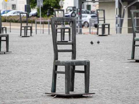 Esculturas de sillas vacías en la Plaza de los Héroes del Gueto, memorial a la comunidad judía en Cracovia.
