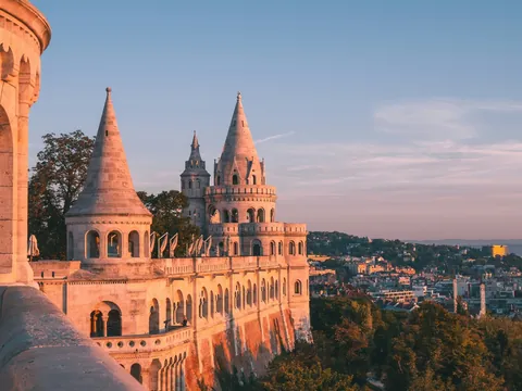 Atardecer iluminando las torres del Bastión de los Pescadores en Budapest