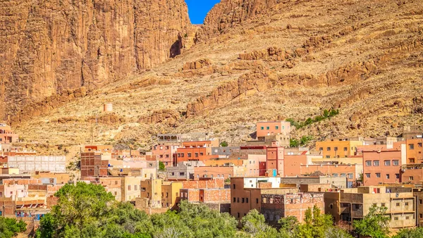 Vista de la villa de Tinghir en las montañas del Atlas, Marruecos