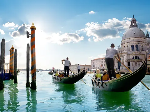 Góndolas navegando por el Gran Canal de Venecia frente a la Basílica della Salute