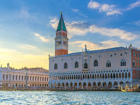 Palacio Ducal y Campanile de San Marcos al atardecer en Venecia