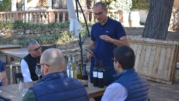 Explicaciones durante al cata de las bodegas Utiel-Requena.