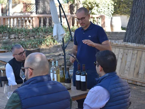 Explicaciones durante al cata de las bodegas Utiel-Requena.