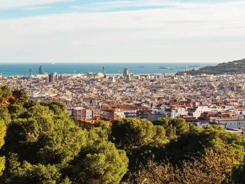 Panorama urbano de Barcelona y el Mediterráneo desde la montaña de Montjuïc