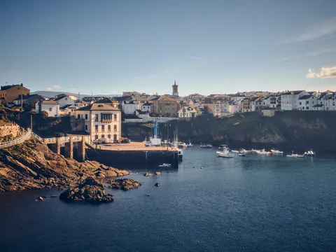 Vista panorámica del puerto y el casco urbano de Tapia de Casariego, con barcos amarrados y acantilados del occidente asturiano.