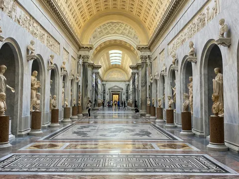 Galería de esculturas en los Museos Vaticanos de Roma con su techo abovedado