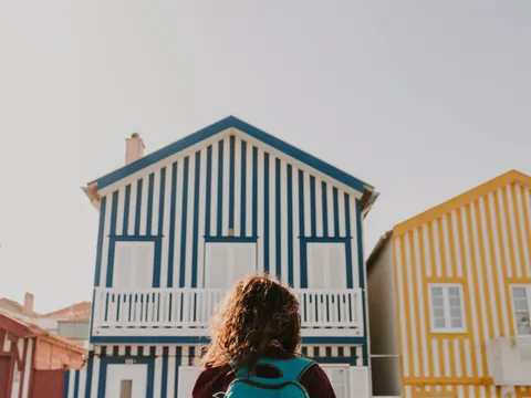 Mujer de Espaldas Frente a las Casas de Colores de Costa Nova Aveiro