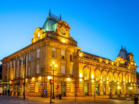 Estación de São Bento al anochecer en Oporto