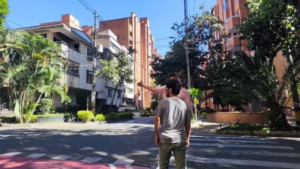 Explicación de la historia en una de las avenidas de Medellin.