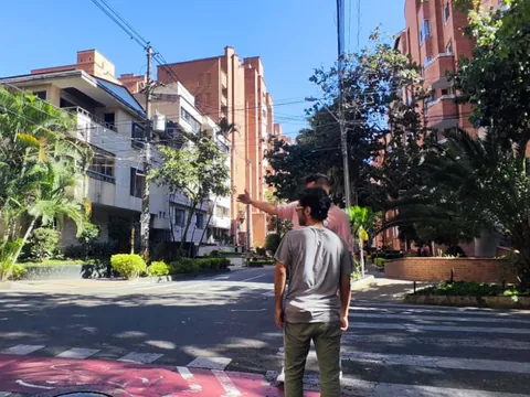 Explicación de la historia en una de las avenidas de Medellin.