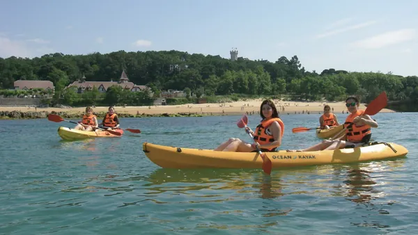 Grupo en una ruta en kayak con vistas al Palacio de la Magdalena, Santander