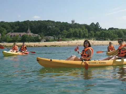 Grupo en una ruta en kayak con vistas al Palacio de la Magdalena, Santander