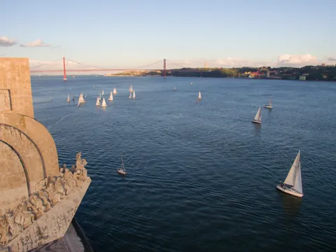 monumento de los descubrimientos visto desde el agua lisboa portugal