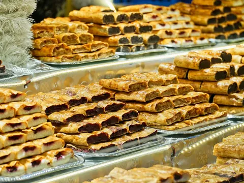 Variedad de strudel de frutas y queso en el Mercado de Navidad de Budapest.