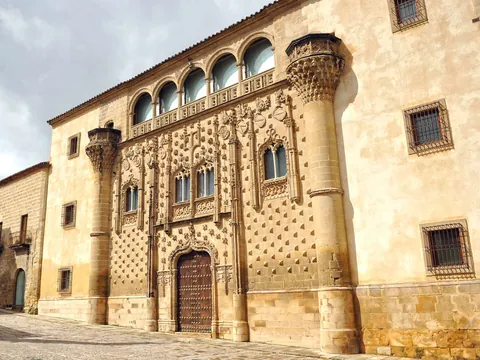 visita-guiada-baeza-privado_fachada-palacio-jabalquinto_tour_jaen_andalucia_buendia-tours (4).jpg