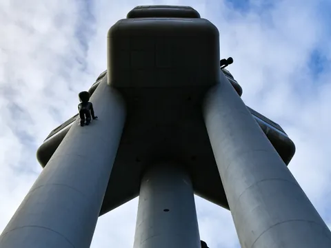 Esculturas de bebés en la base de la Torre de Televisión Žižkov en Praga.