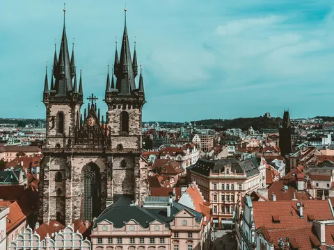 Vista aérea de la Iglesia de Nuestra Señora de Týn y los tejados de Praga.