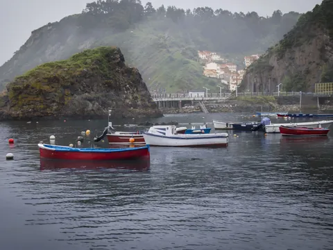 Vista del puerto y sus barcas en Cudillero, Asturias