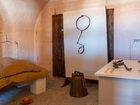 Interior sombrío del Palacio de las Prisiones, con sus celdas oscuras y húmedas.