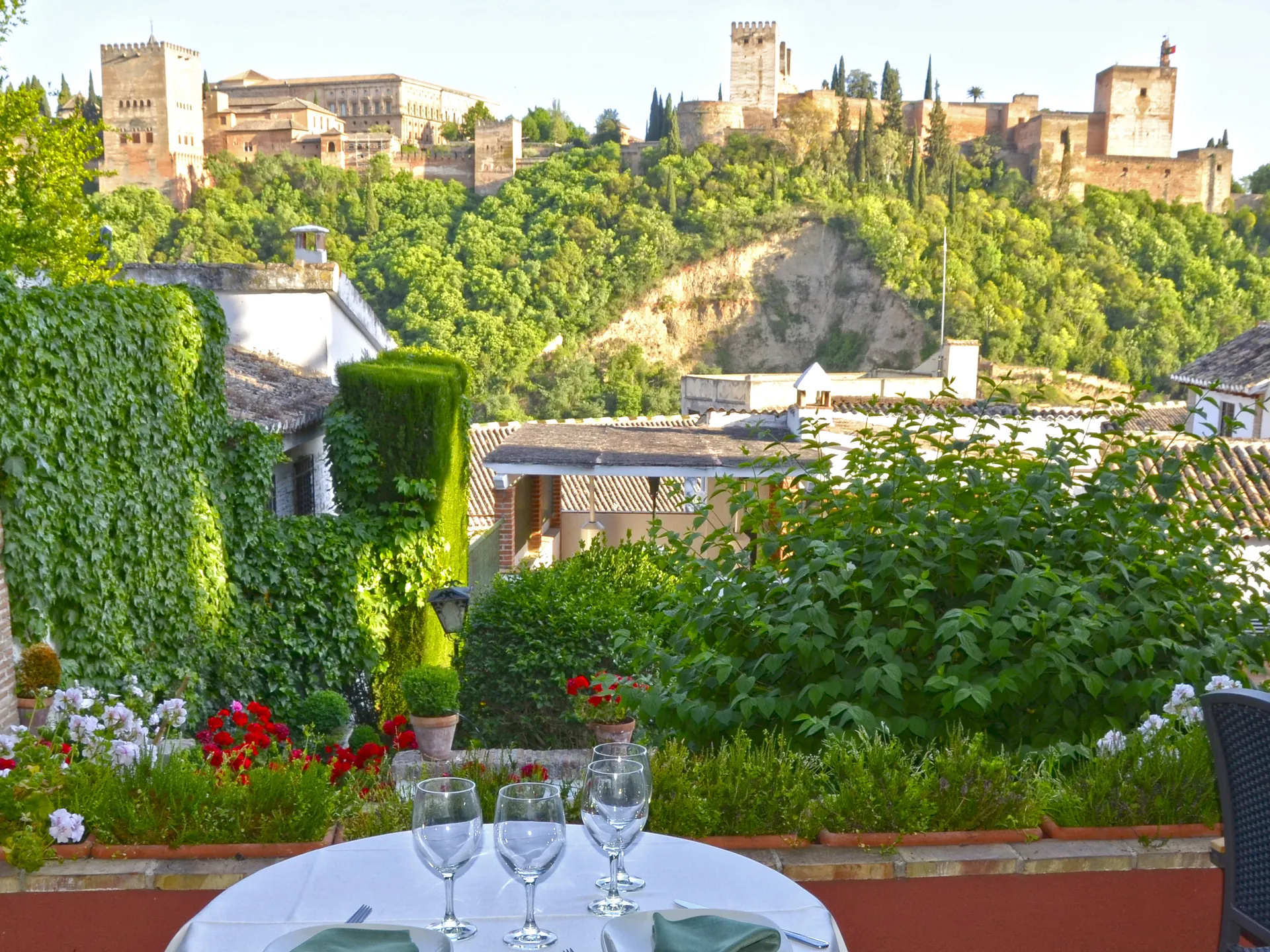 Terraza de Granada con vistas a la Alhambra - Mejores terrazas de Granada - Blog - Buendía Tours