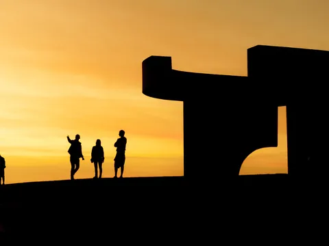 Monumento del Elogio del Horizonte al atardecer en Gijón
