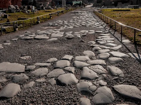 Antiguo tramo de la Via Sacra en Roma con su empedrado histórico irregular