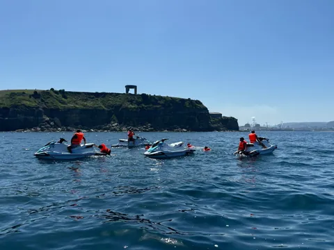 Grupo de motos de agua paradas en el mar, Gijón