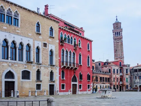 Plaza homenaje a Daniele Manin, figura clave en la independencia italiana.