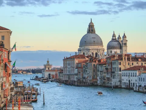 Vista del Gran Canal hacia la Basílica de Santa Maria della Salute en Venecia