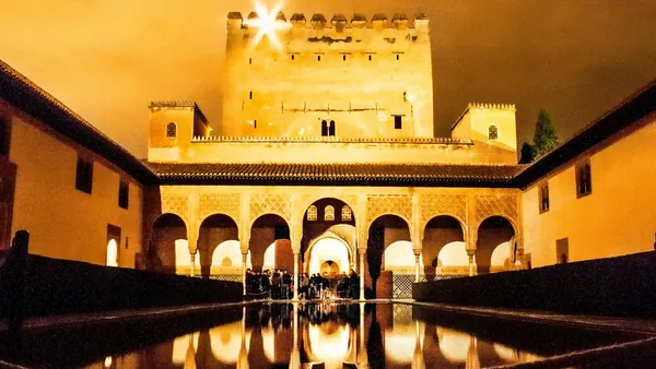 Patio de la Alhambra por la noche