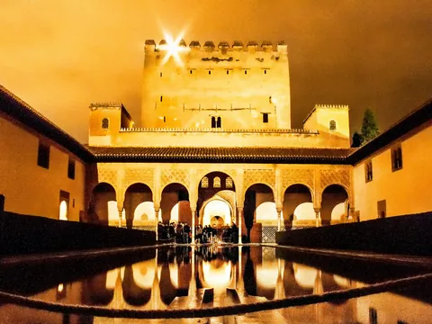 Patio de la Alhambra por la noche
