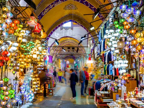 Lámparas turcas en el Gran Bazar de Estambul, Turquía