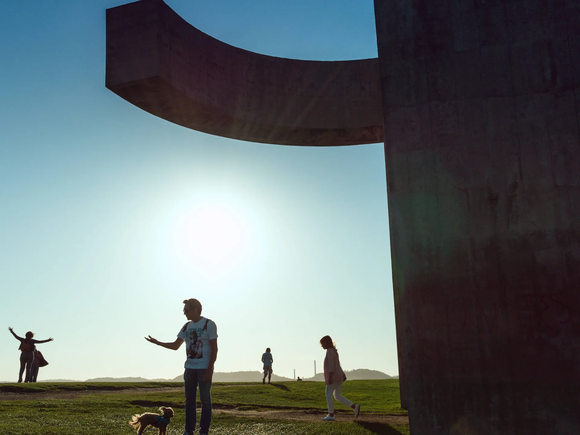 Turistas bajo el Elogio del Horizonte - Qué hacer en Gijón - Guía de Viajes Gijón - Buendía