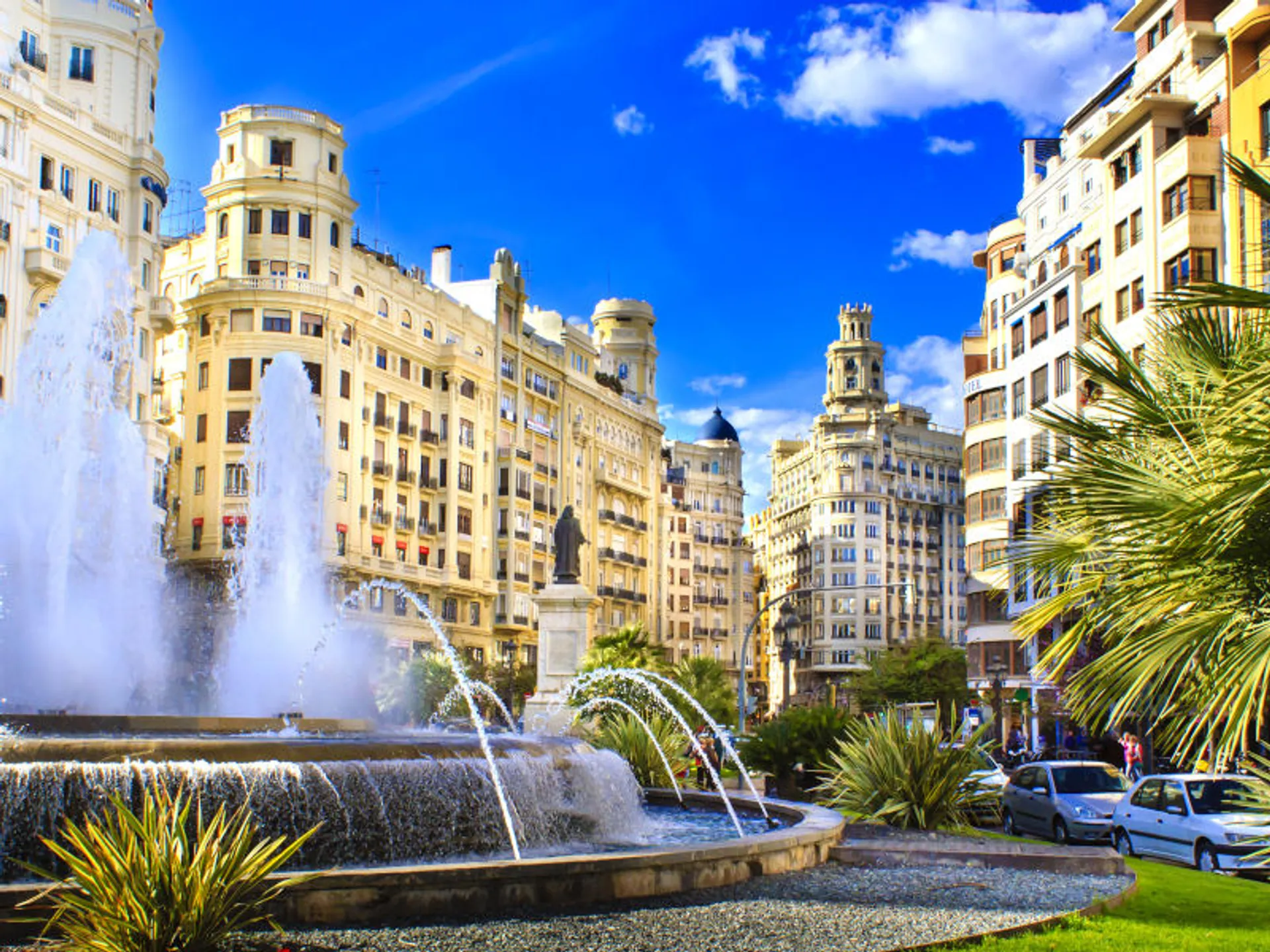 La plaza del Ayuntamiento es uno de los puntos centrales de la ciudad del Turia.