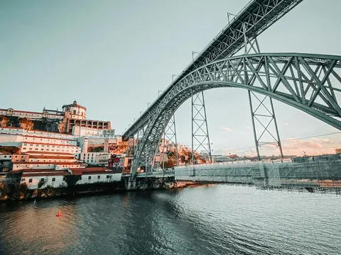 Puente de Don Luis I y el monasterio da Serra do Pilar sobre el Duero en Oporto.