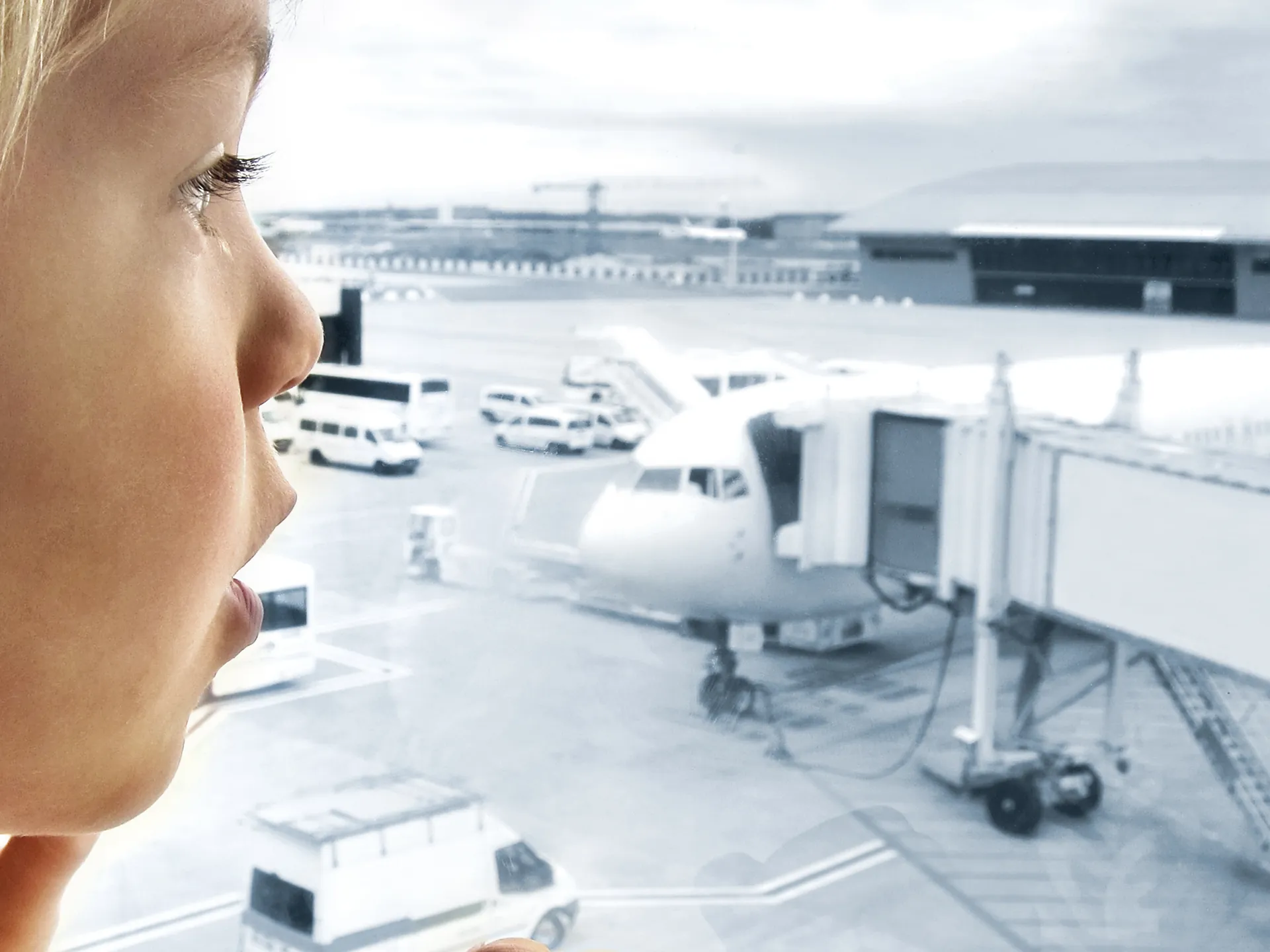 Niño mirando los aviones en un aeropuerto