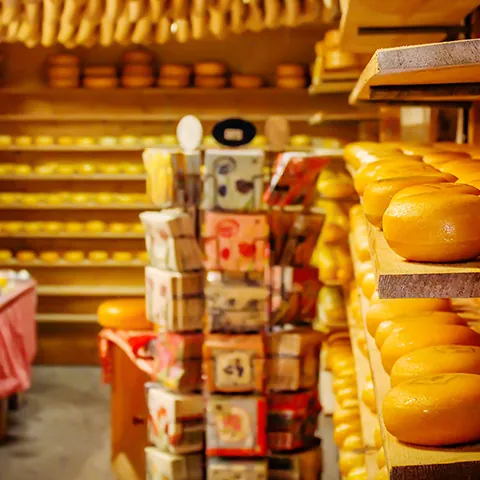 Tienda de souvenirs holandesa con quesos típicos-- Ámsterdam que comer