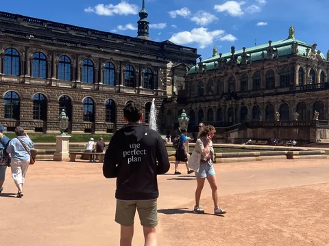 excursionistas de buendía paseando por el Palacio Zwinger Dresde Alemania