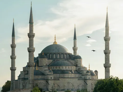 Mezquita Azul con minaretes en Estambul, Turquía