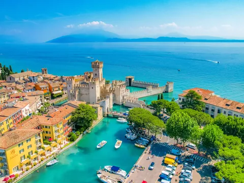 Vista aérea de Sirmione, donde te pasearás por el  Lago Garda.