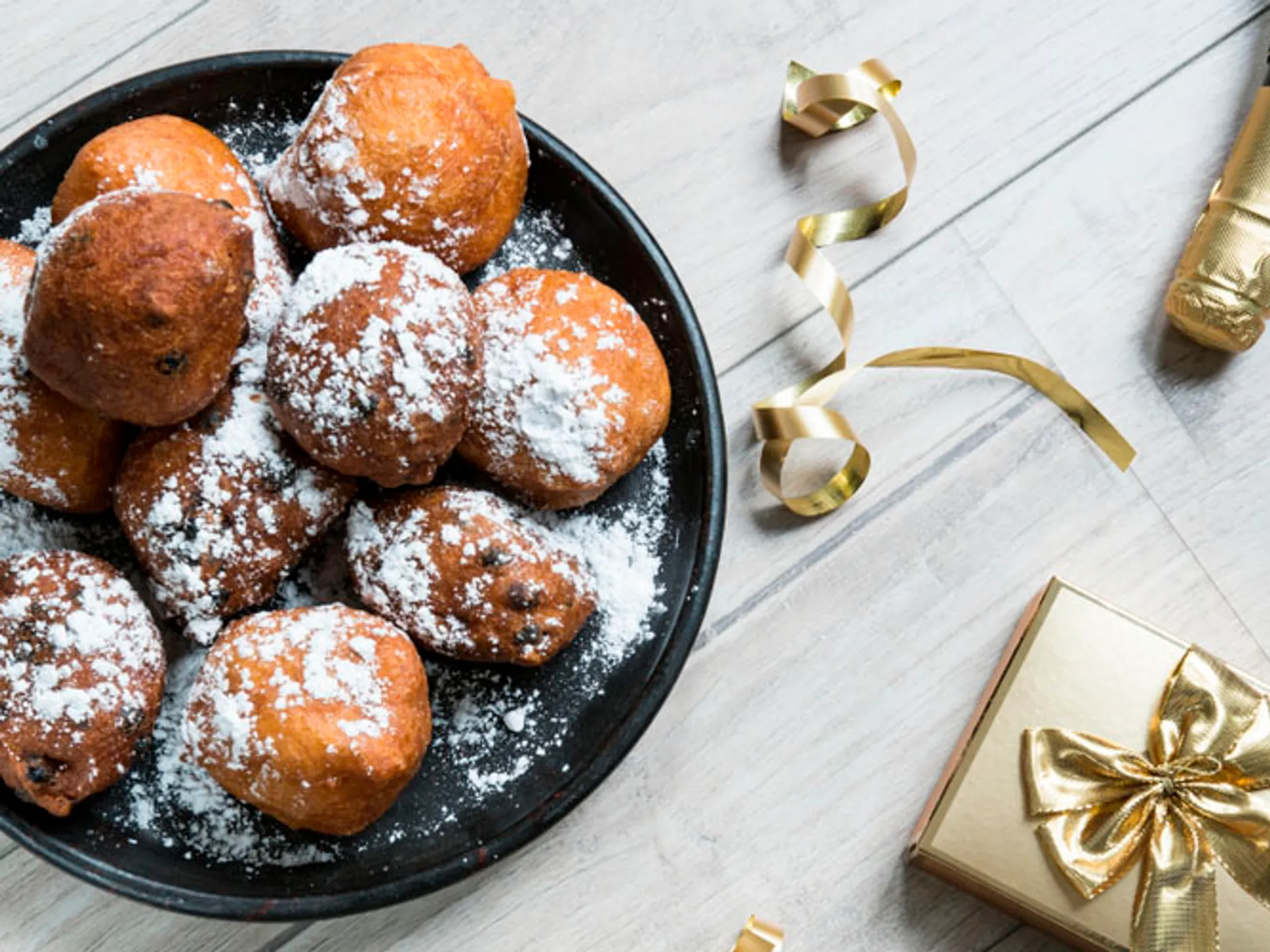 Tradicionales oliebollen - Los mejores Mercadillos de Navidad en Europa 2022 - Blog - Buendía Tours 