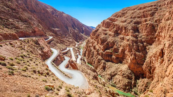 Vista del desfiladero del Dades con carretera serpenteante en Marruecos