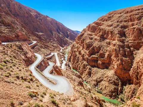 Vista del desfiladero del Dades con carretera serpenteante en Marruecos