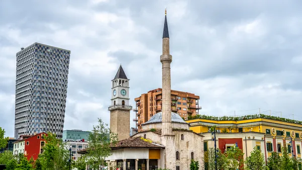 Qué hacer en Tirana, entre historia reciente, cultura balcánica y escapadas sorprendentes