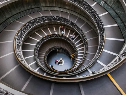 Escalera helicoidal de los Museos Vaticanos vista desde arriba, en Roma.