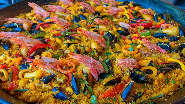 Paella marinera preparada a bordo del catamarán durante el paseo en Valencia.