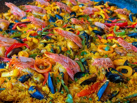 Paella marinera preparada a bordo del catamarán durante el paseo en Valencia.