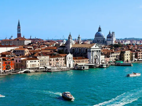 Vista de San Marcos y la Basílica della Salute desde la laguna de Venecia